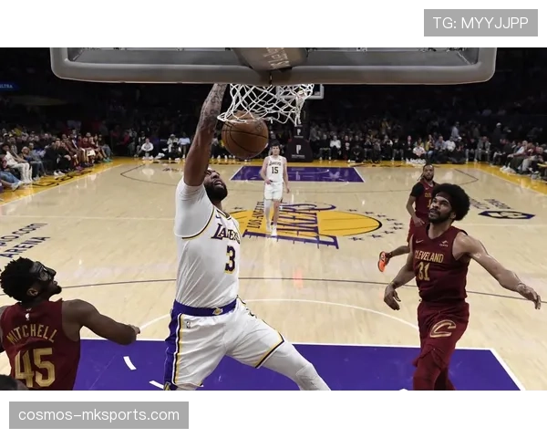 戴维斯展现进攻威力，球队季后赛表现备受关注