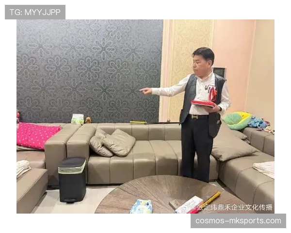 刷到刘洋家照，客厅跟私人展厅似的，我钱包先酸了