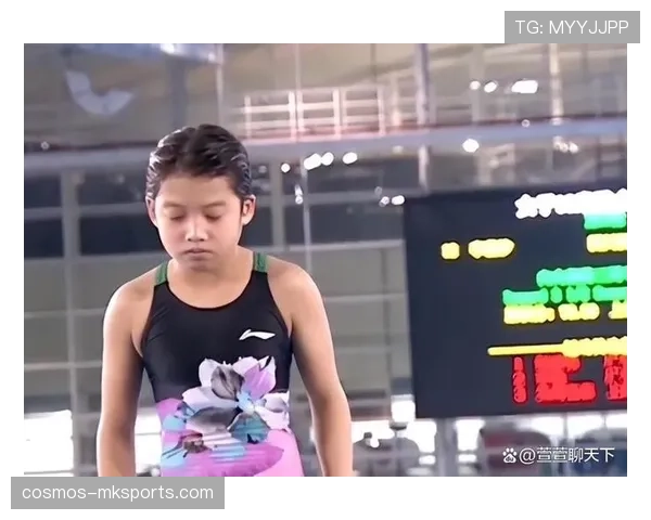 崔家溪训练完直接啃冰块解渴，这自律程度我真看傻了